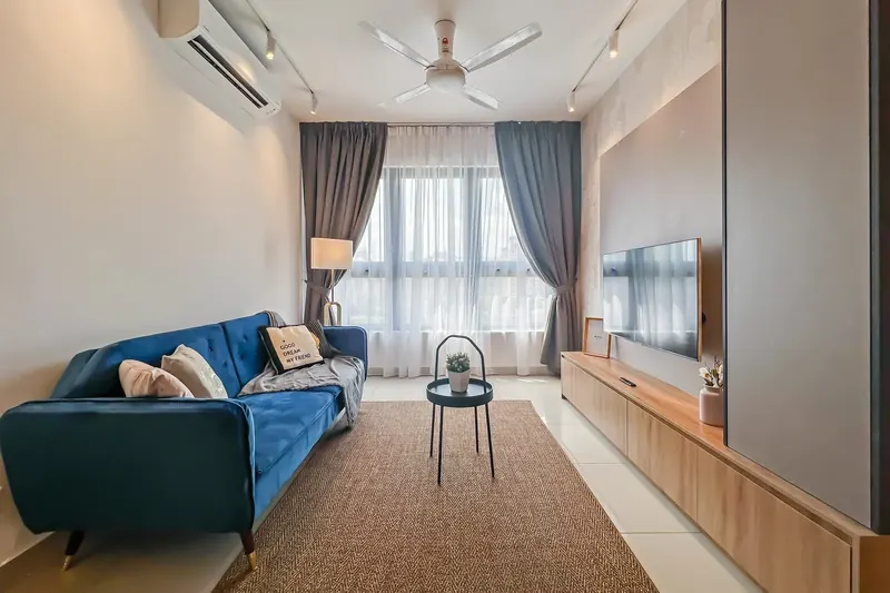 Living room with a blue velvet sofa in an M Vertica unit managed by WefieHome