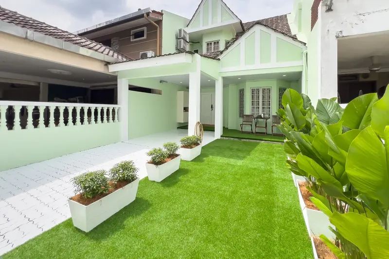 Garden and porch at the Shah Alam landed house managed by WefieHome