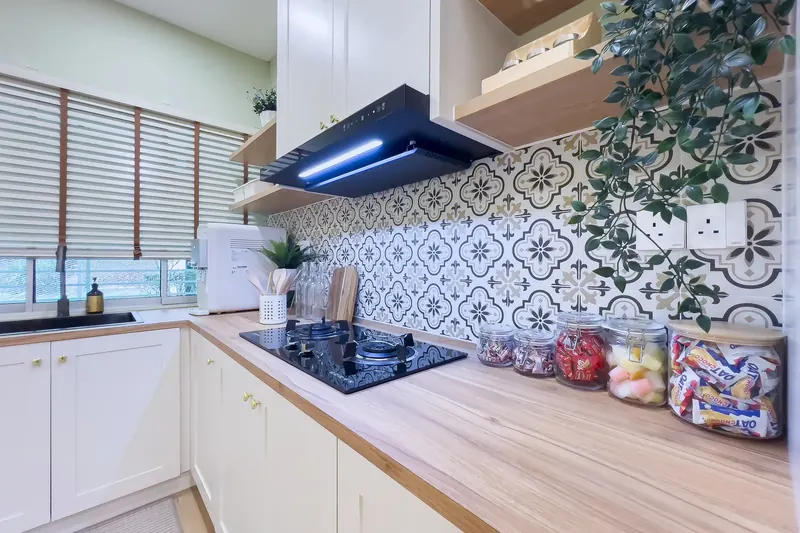 Kitchen with patterned tiles in the Shah Alam landed house