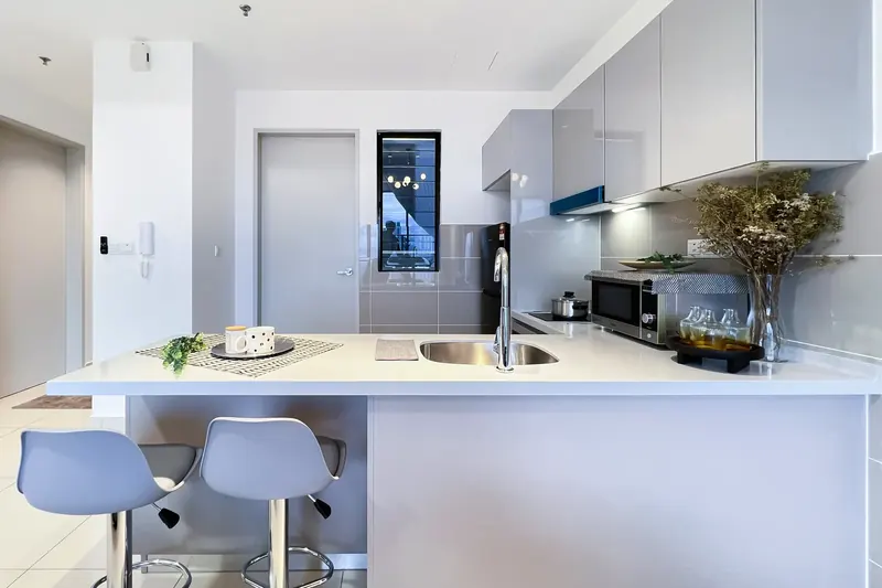 Bar-counter kitchen in a Trion KL unit managed by WefieHome